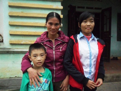 Bà Nguyễn Thị Vui đứng cùng hai con bị mắc bệnh tan máu bẩm sinh.
